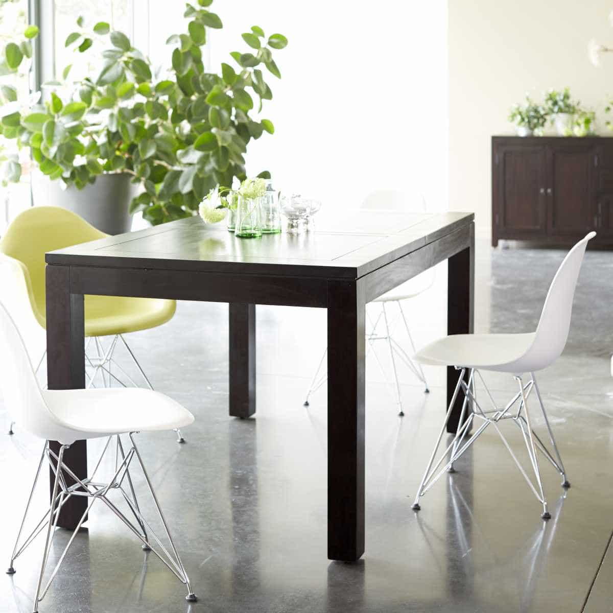Read more about the article Tisch und Stuhl aus Mahagoniholz